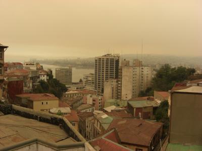 auf der anderen seite des bergers ist grad der groesste waldbrad seit 20 jahren. daher die roetliche farbe am himmel